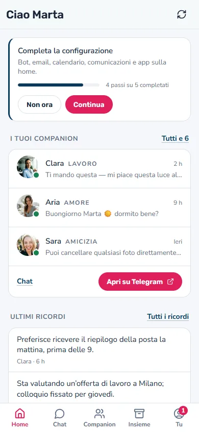 La stessa app sul telefono, con la barra delle schede in basso